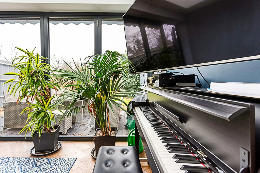 Modern and Spacious Colliers Wood Home