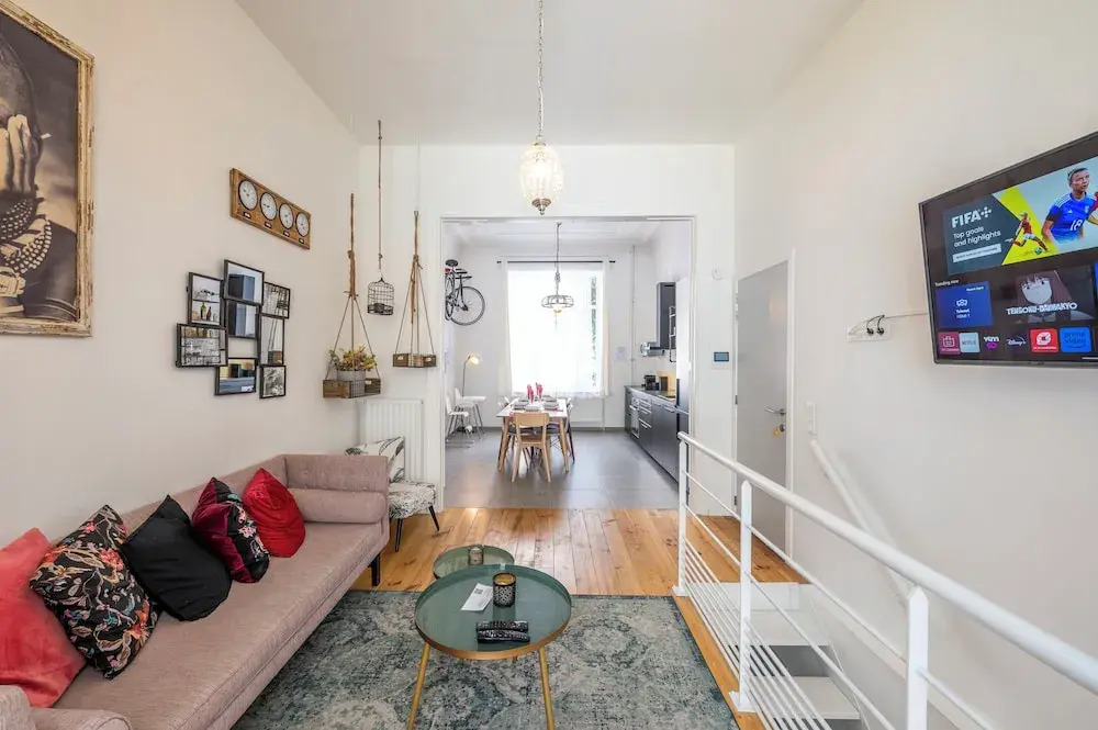 Stylish 3 Bd 3 Bath Duplex In Brussels
