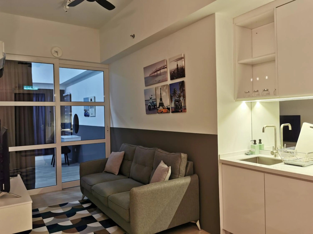REVO AURORA PLACE, Pavilion 2, 5 Minutes To AXIATA ARENA BUKIT JALIL FREE WIFI by De Harlequins Guesthouse