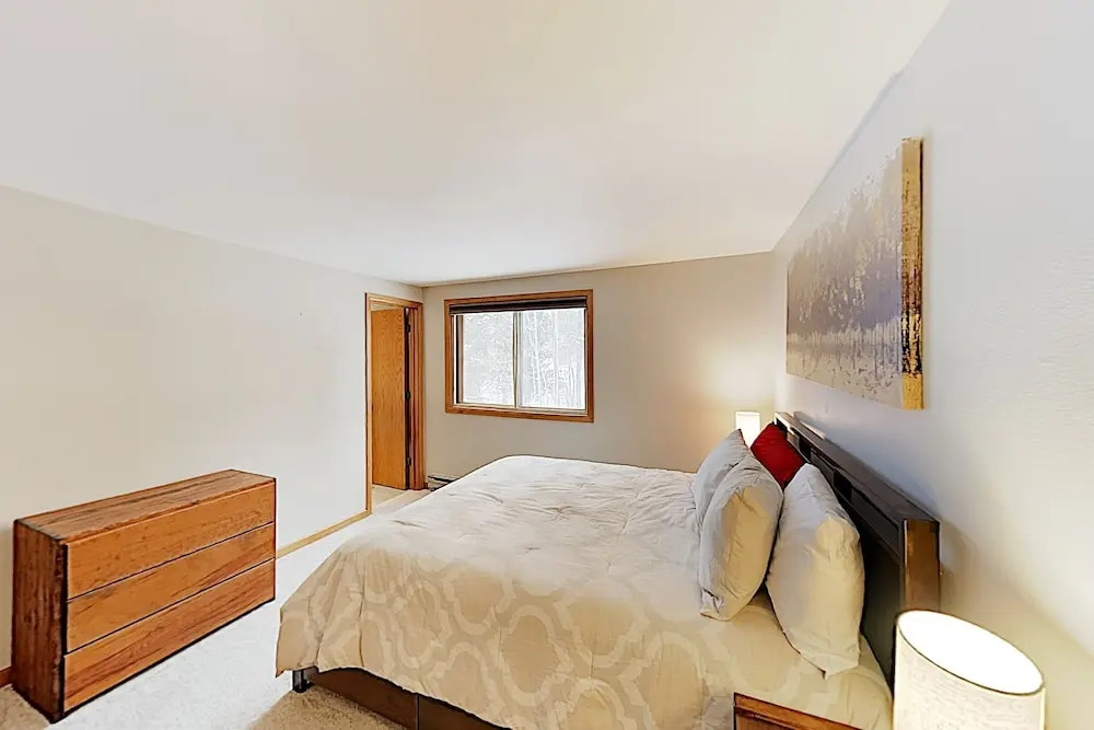 Top-floor W/ Deck & Expansive Mountain Views 3 Bedroom Condo
