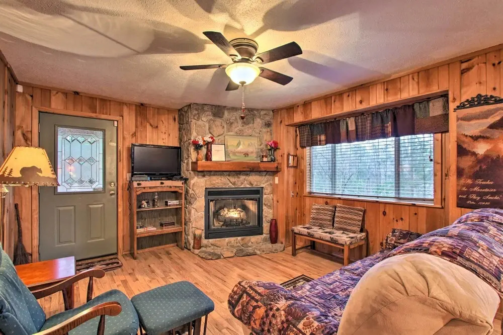 Private Gatlinburg Cabin: Pet Friendly w/ Hot Tub!