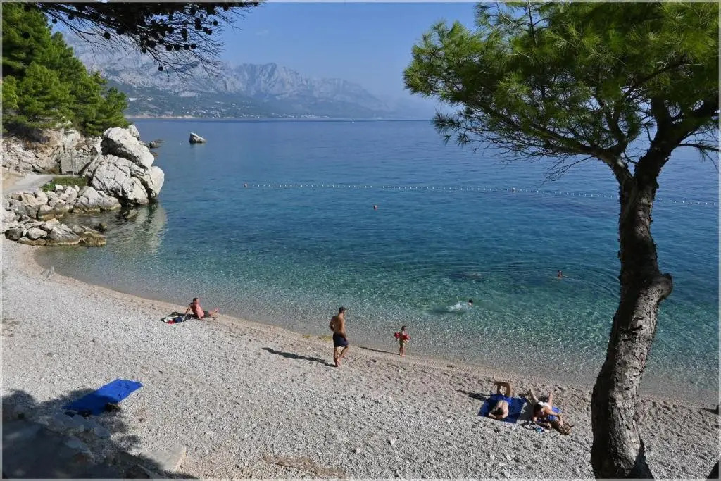 Entire home with a swimming pool for 12 in Marusici