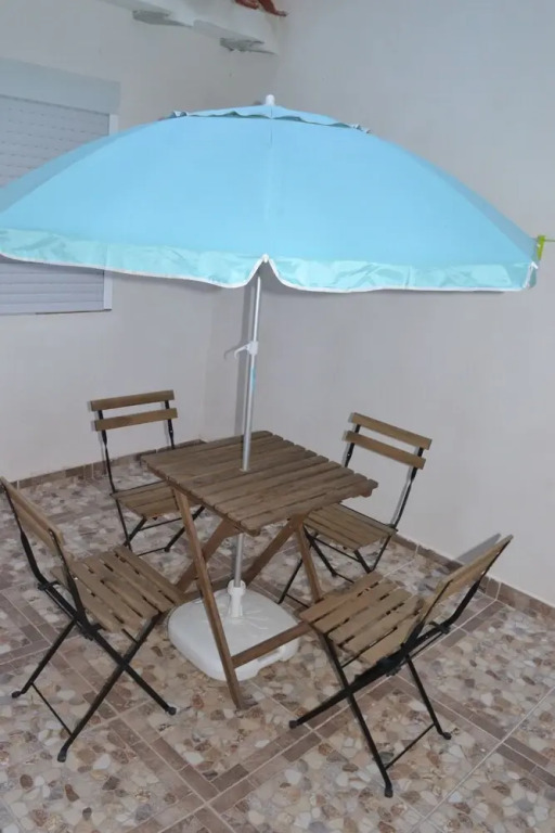 Stunning 2 Bedroom Apartment Fully Refurbished With Air-conditioning