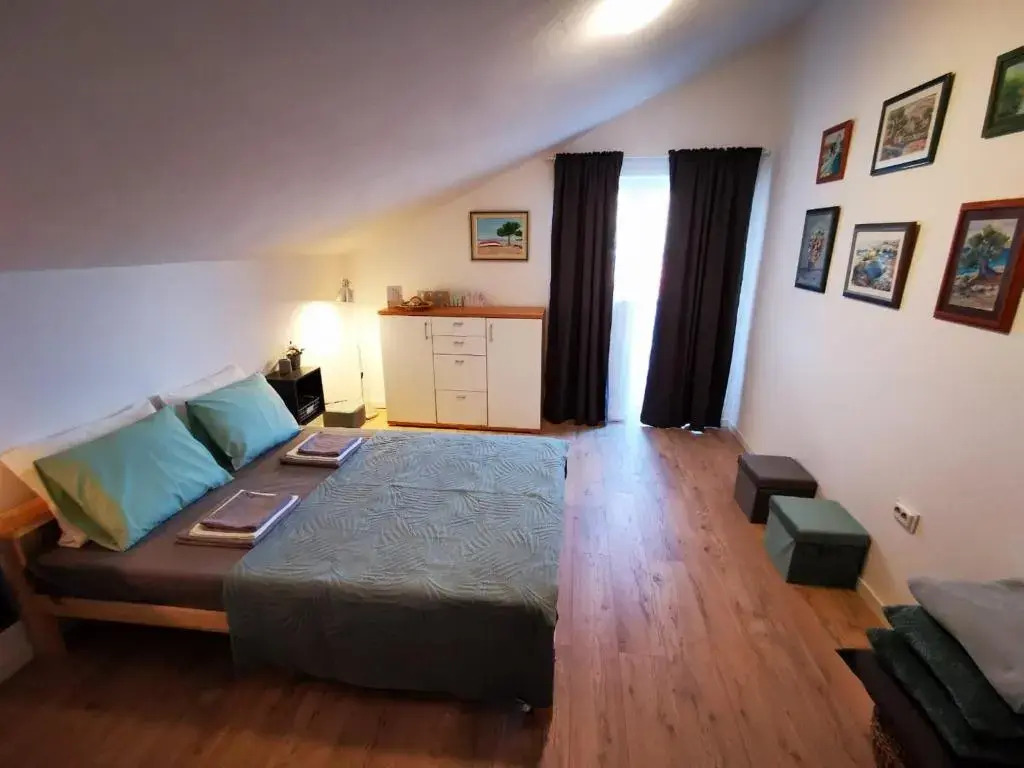 Centrally located 3 Bedroom Holiday House OLive with private garden