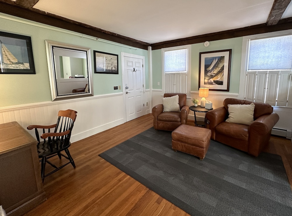 Open & Airy One Bedroom Suite in Downtown Newport #18 1 Home