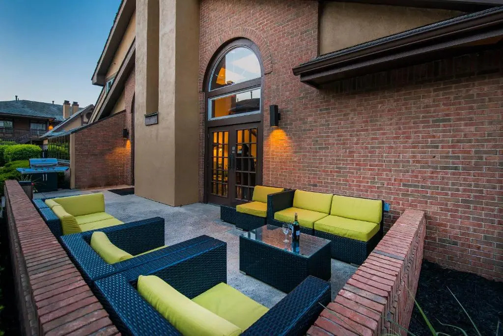 Cloverleaf Suites