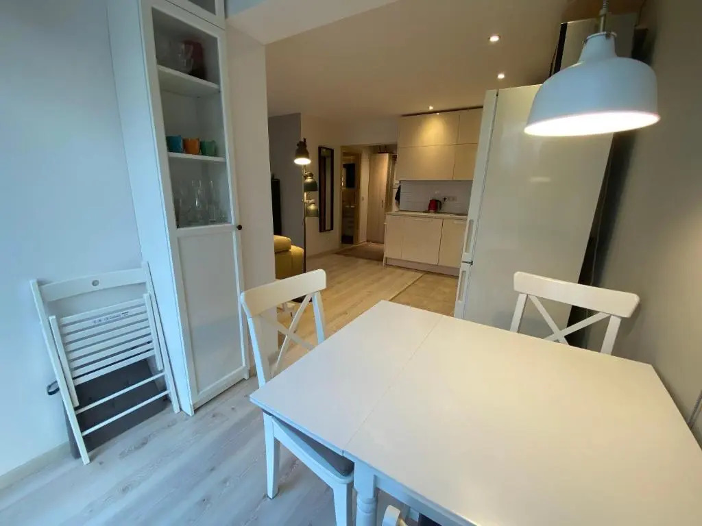 Sunny apartment, 5min to the sea. Parking. Self check in.