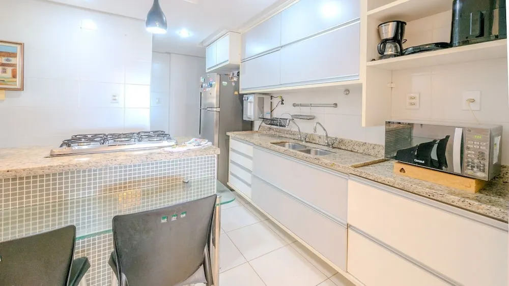 Apto com 3 su tes Piscina e Sauna a 450m da Praia