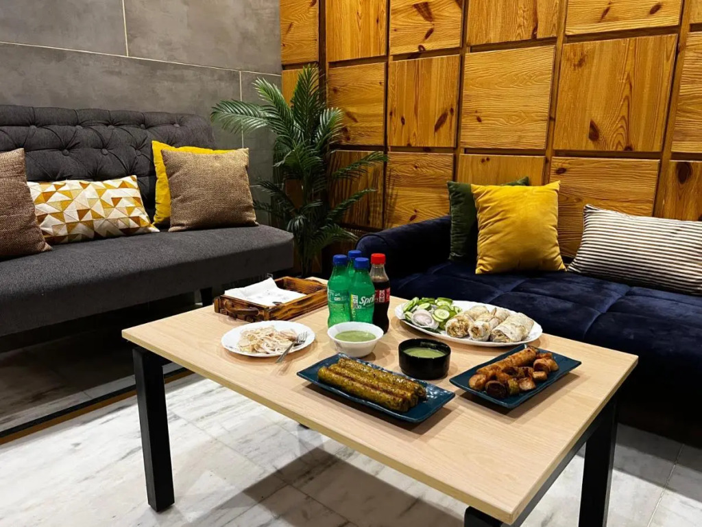 Divine Inn Hotel Near Rajouri Garden Main Market