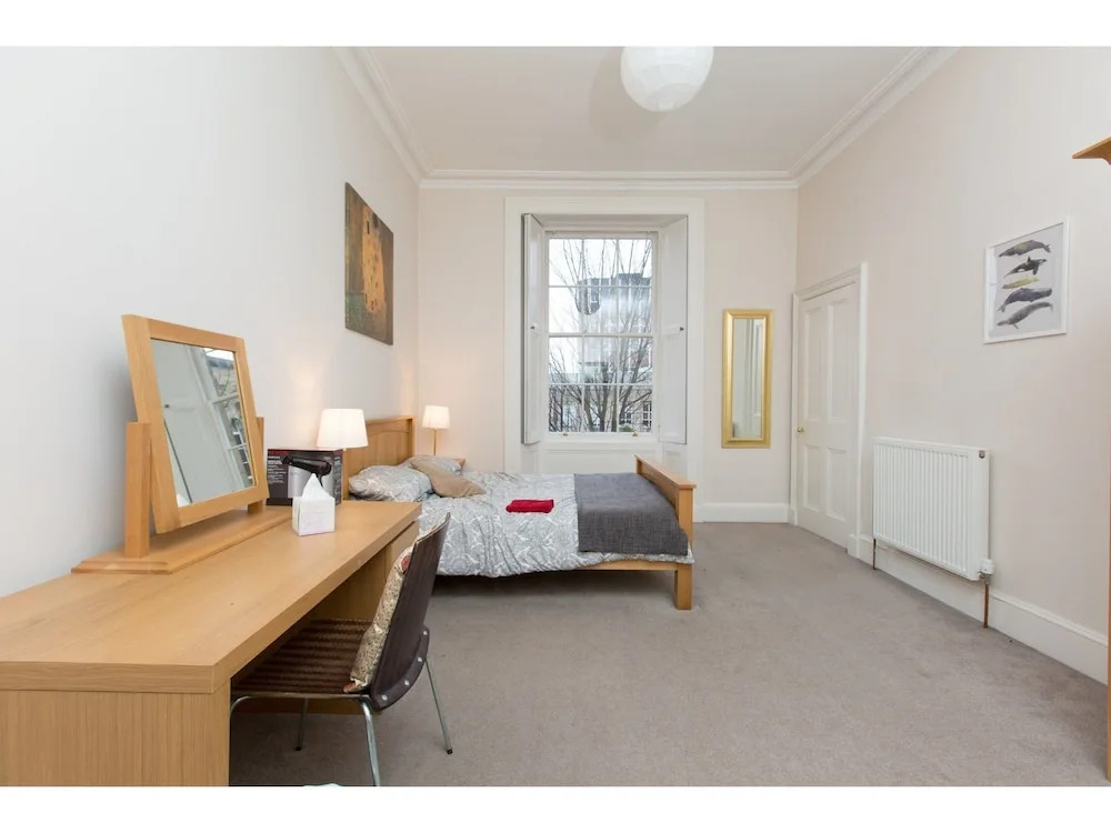 Spacious, Bright 5-br Flat for 10 in Edinburgh