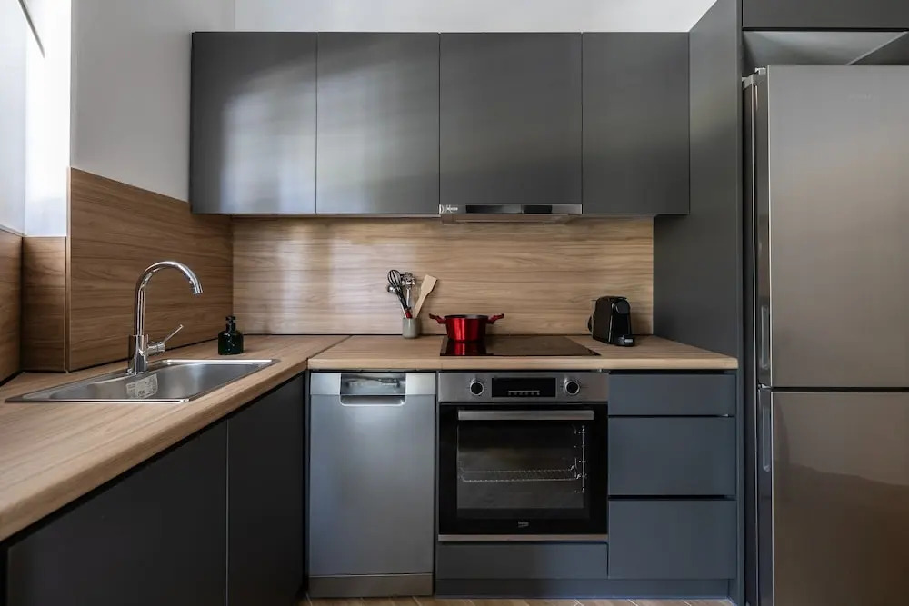 Stylish 1BR Retreat Near Alimos Beach Tram