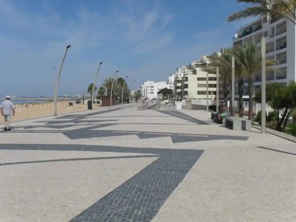 Quarteira 1-bed, Sleeps 4, Parking, 1 min to Beach