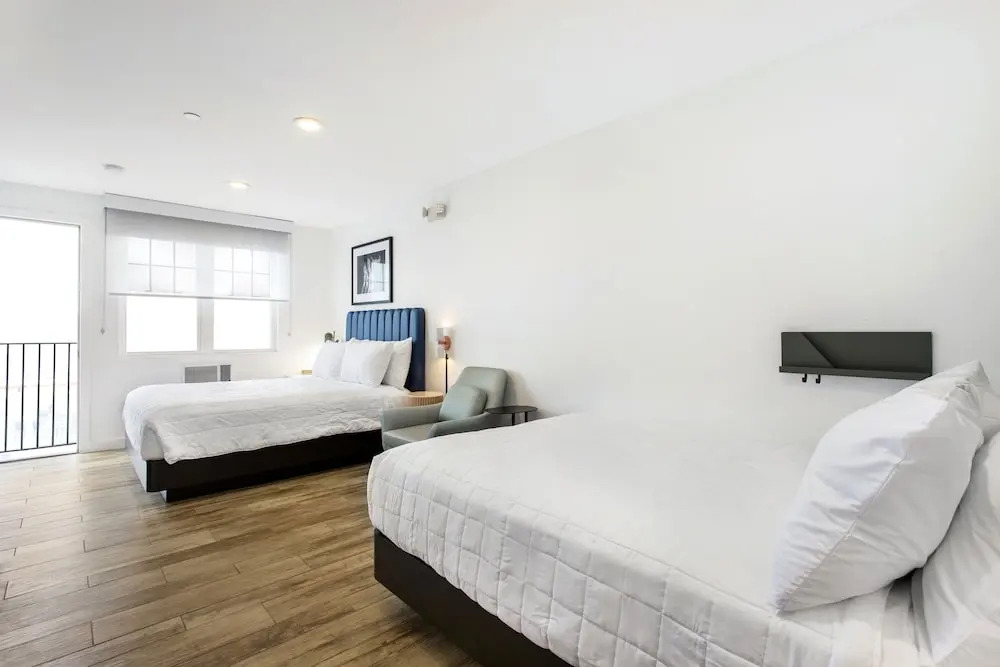Grove Hotel