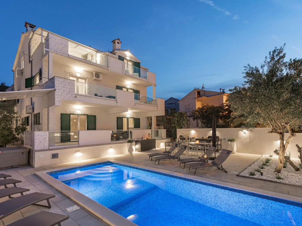 Apartment in Slatine Near the Sea Beach