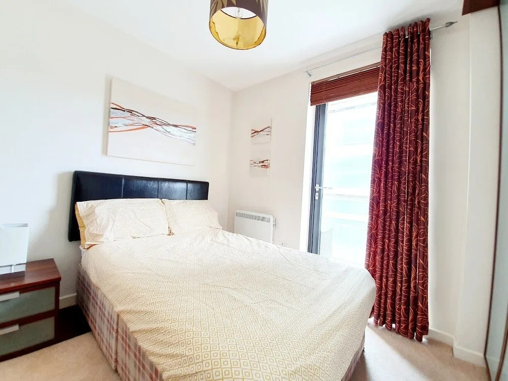 Airy 2 Bed 2 Bathroom With Balcony