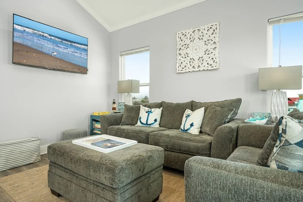 Sea Glass Cottage 2 Bedroom Home by RedAwning