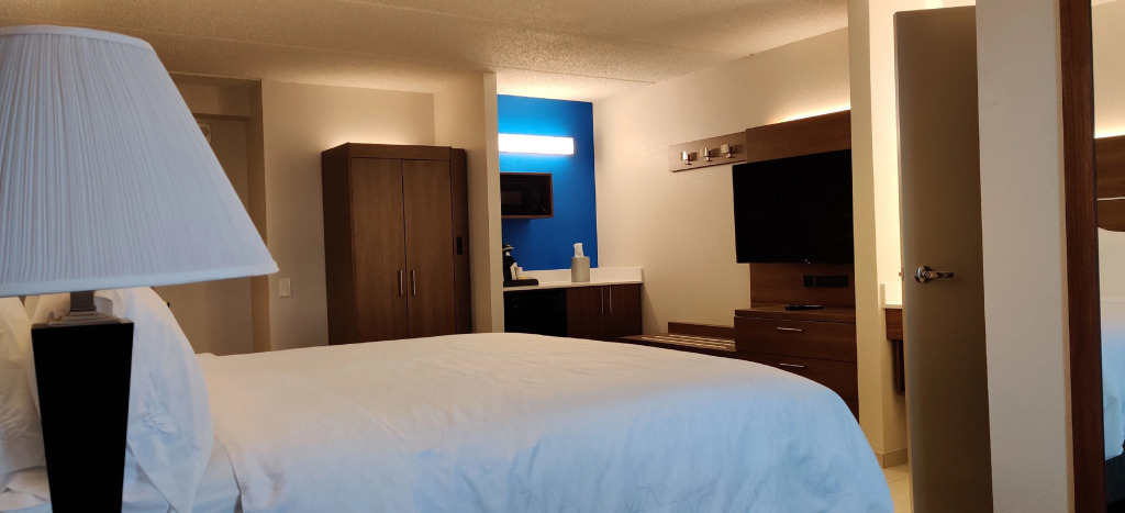 Holiday Inn Express & Suites Irving Conv Ctr - Las Colinas by IHG