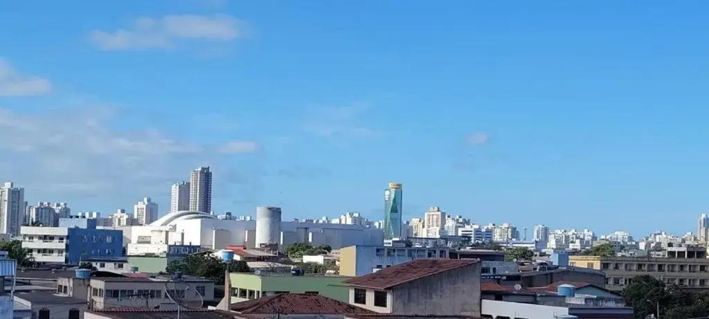 Cantinho do SOSSEGO, a 2 km da praia de Itapuã, no centro da cidade, wifi, ideal para CASAL