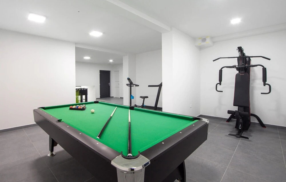 Ten-Bedroom Holiday Home In Razanj