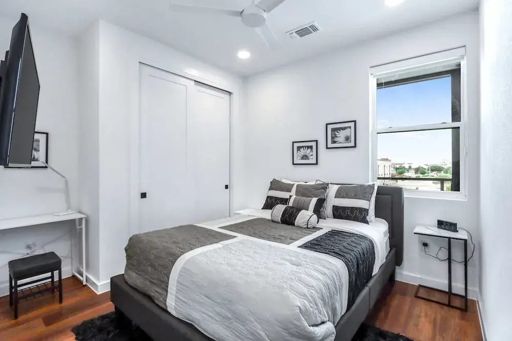 Chic Condo Minutes to Downtown, Gruene, & More