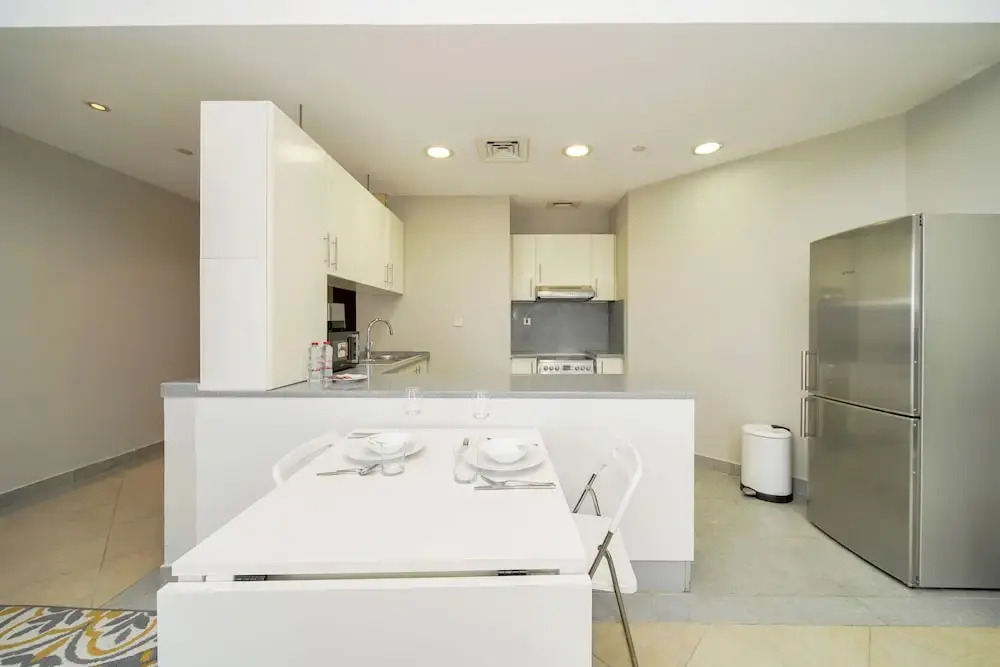PVH - Sunny Studio - Madison Residency