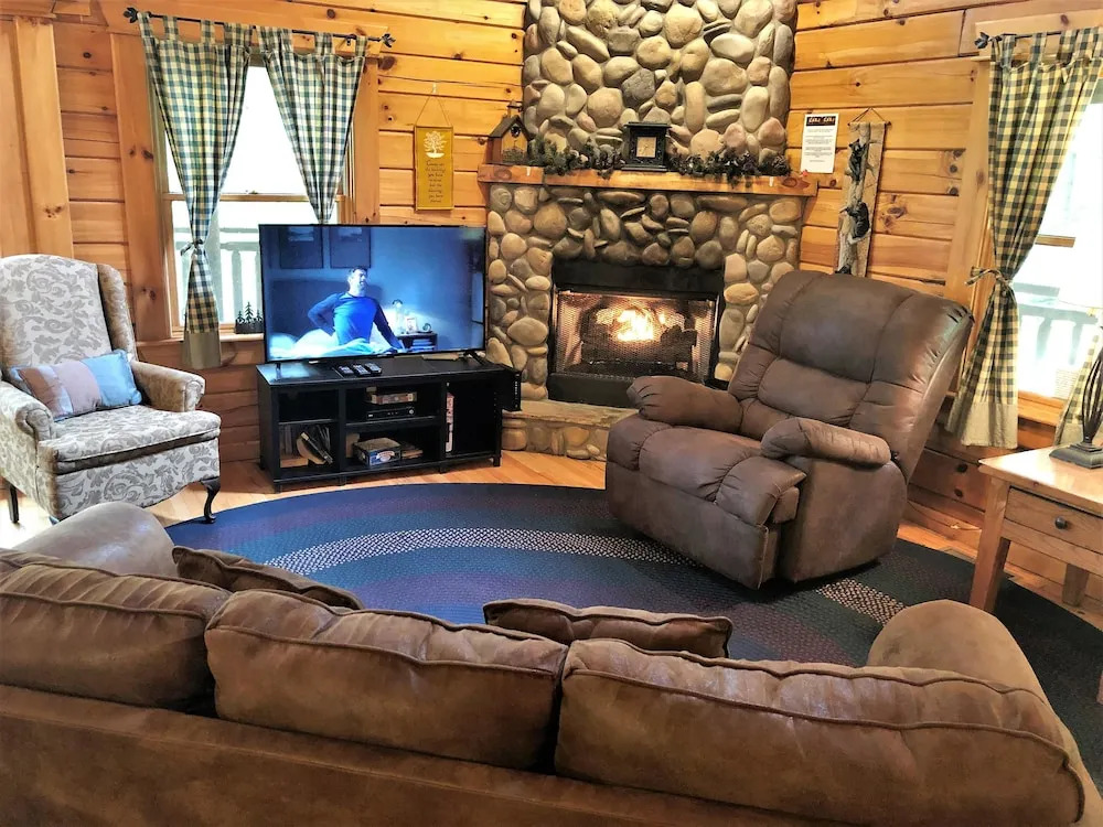 Bear Pleasures 2 Bedrooms 2 Bathrooms Cabin