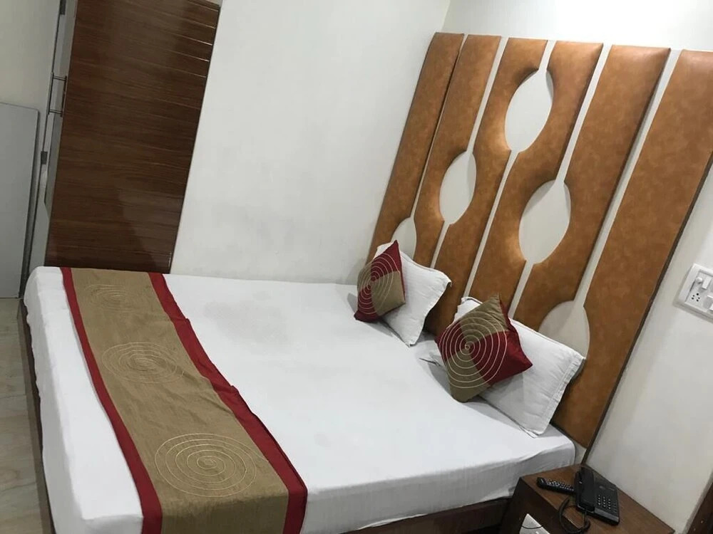 Hotel Crystal Deluxe at New Delhi Railway Station