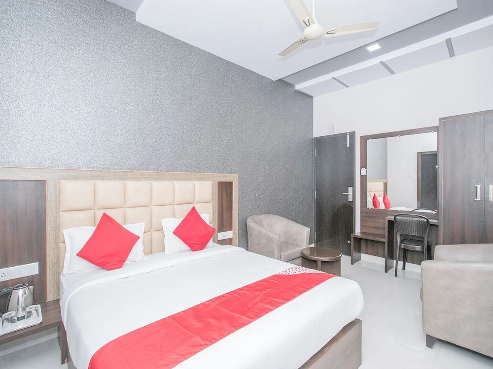 OYO 15352 Sahara Suites