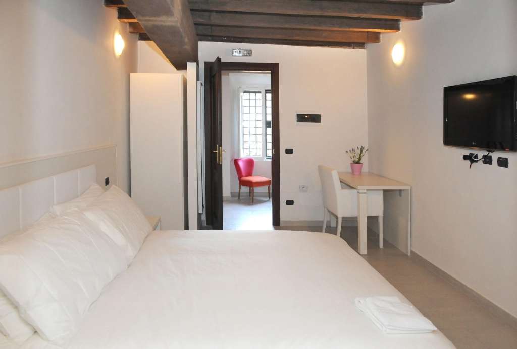 Flowers Apartments Rome City Center