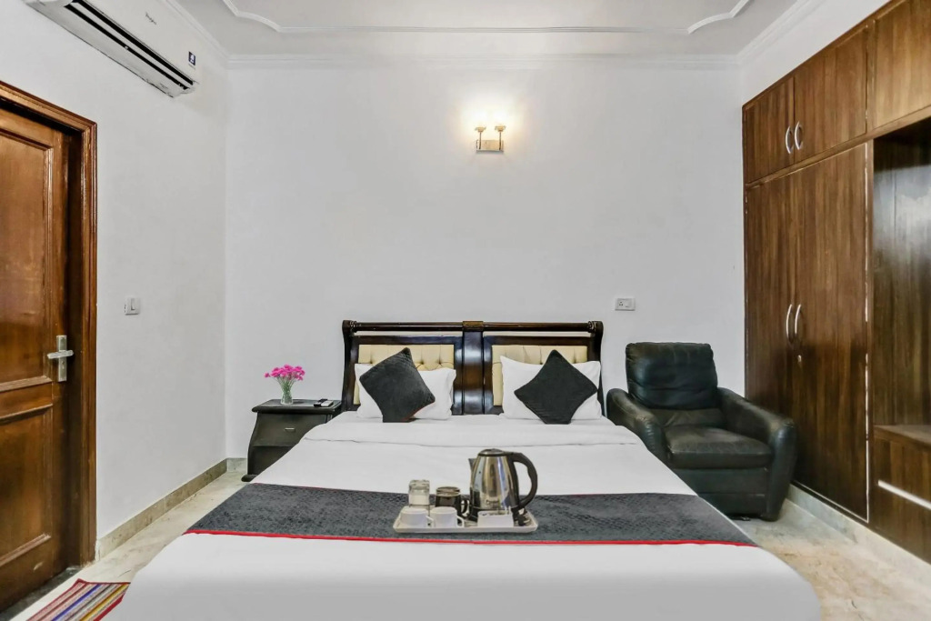OYO Townhouse 1071 Hotel Metro Inn Residency