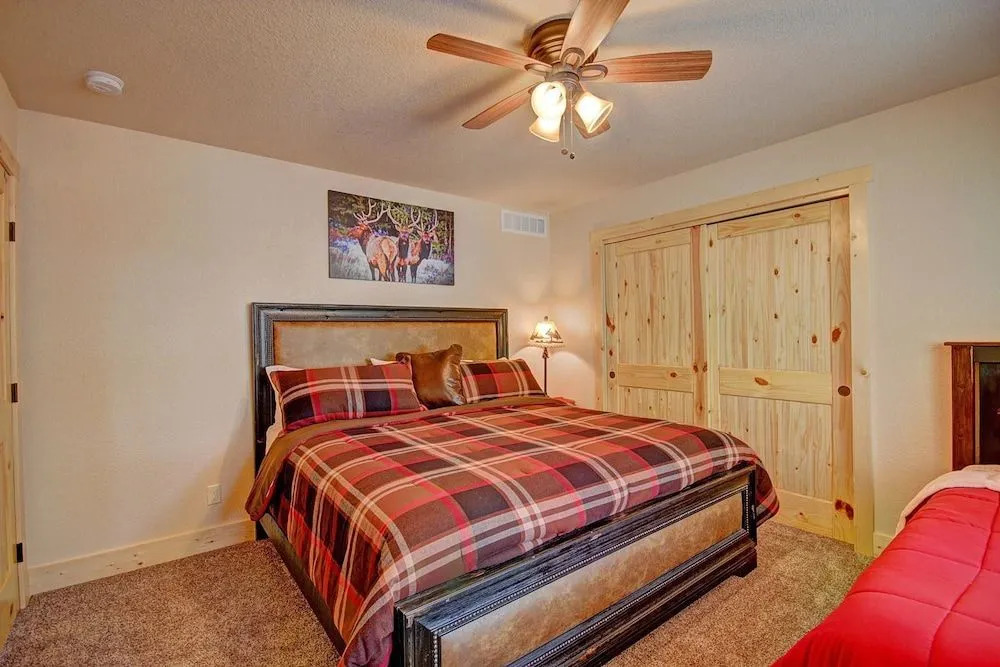 Grand Moose 3 Br home by RedAwning