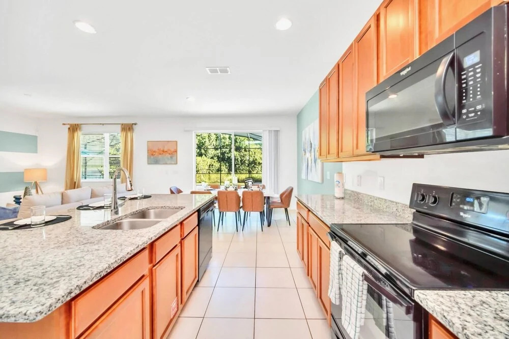 6BR Luxury Home - w Pool BBQ and Games Room
