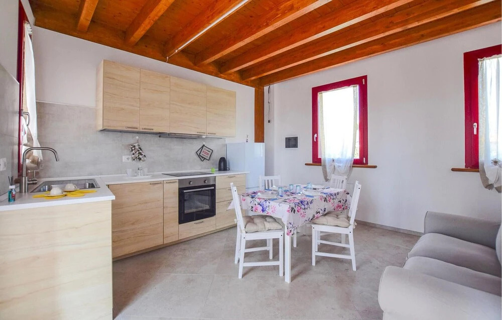 Stunning Apartment in Capezzano Pianore With 2 Bedrooms and Wifi