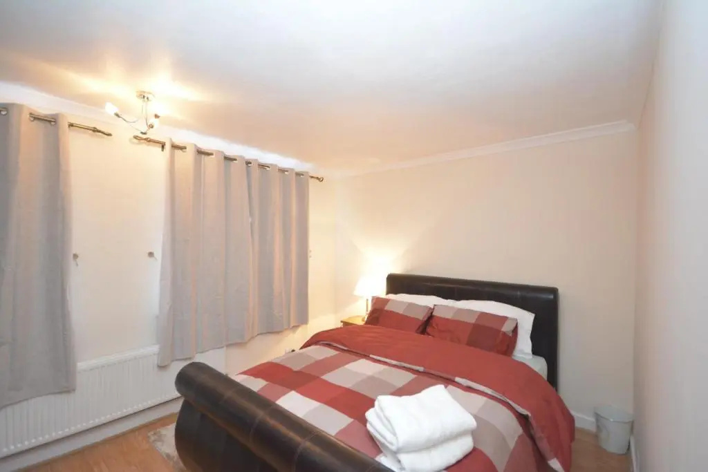 London Luxury 5 Bedroom House 2 min walk to the Tube Station