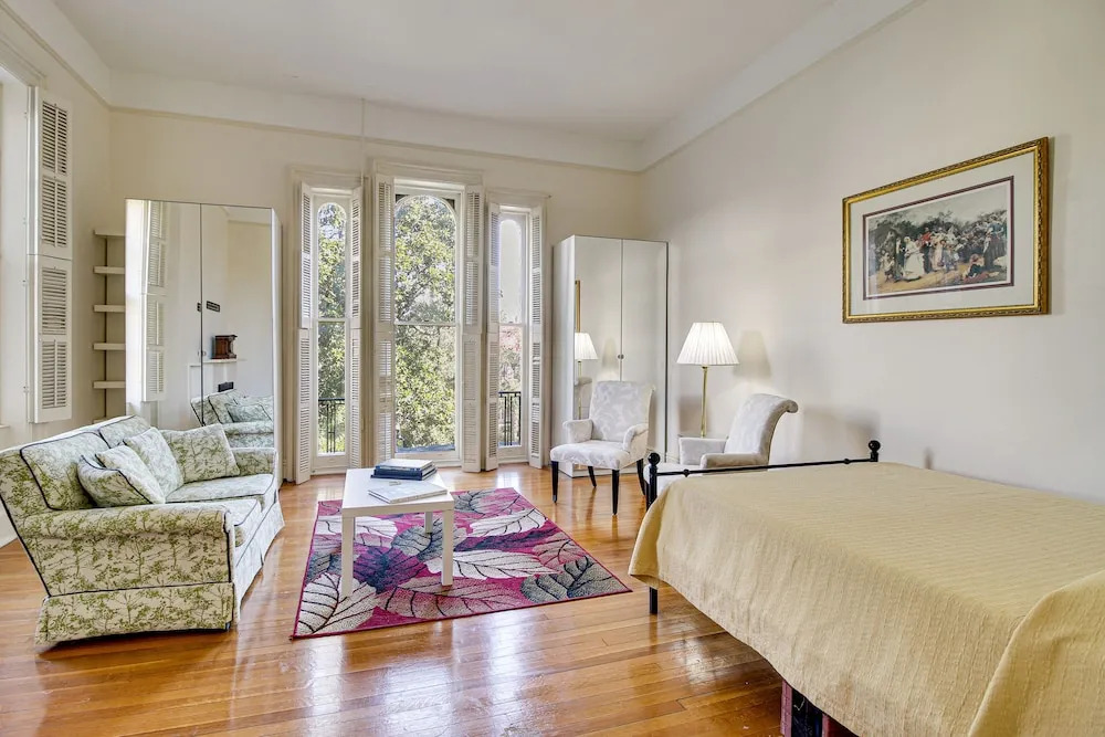 Downtown Savannah Apartment, Walk to Forsyth Park!