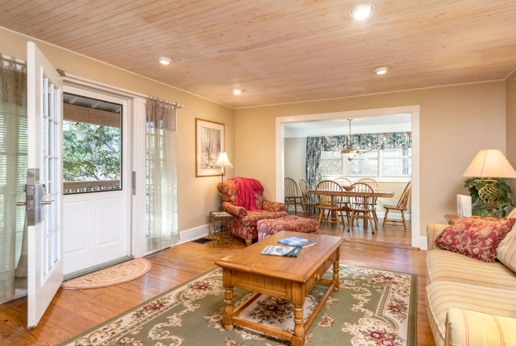 Highland Lake Inn & Resort - Flat Rock