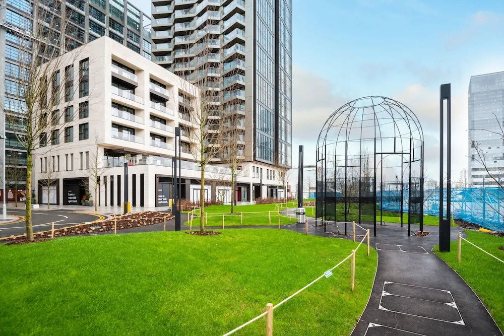 Deluxe two Bedroom Canary Wharf Apartment With River Views
