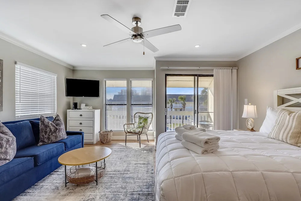 Sandpiper Cove 8208 Studio Bedroom Condo by RedAwning