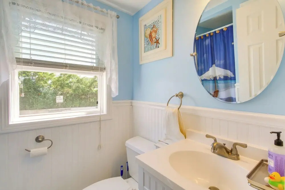 Cozy Hampton Cottage - Walk to Beaches & Marina!