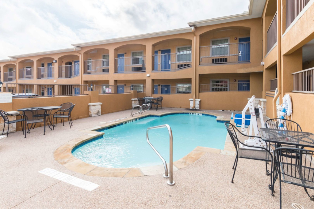 Motel 6 Alvarado TX