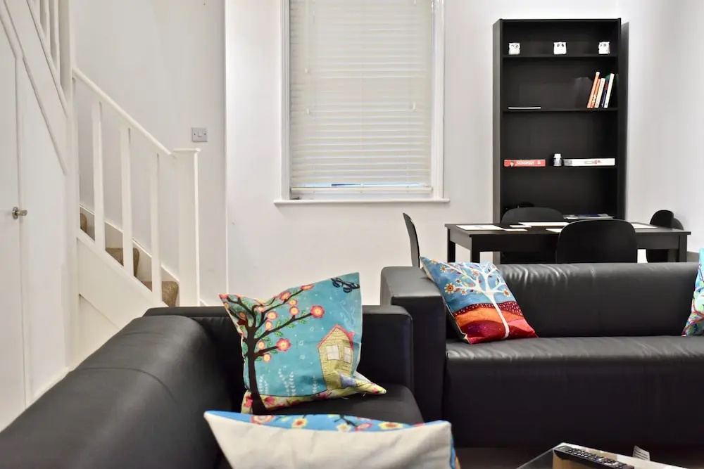 Modern 2 Bedroom House by the Station