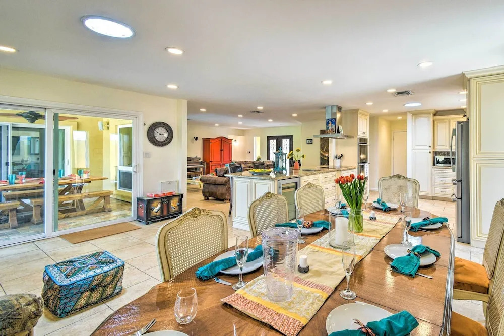 Snowbirds! Group Getaway w/ Hot Tub in Scottsdale