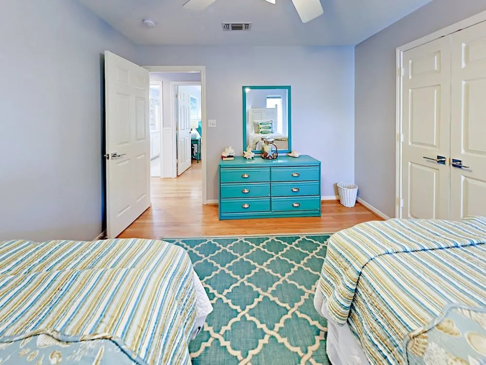 4131 Spoonbill Ln Home - 4 Br home by RedAwning
