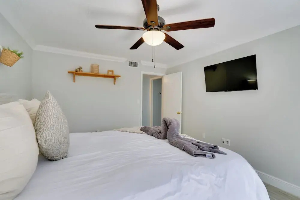 7 Mi to River District & Beach: Fort Myers Retreat