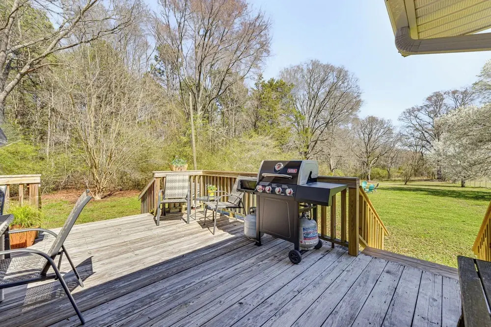 'the Farmhouse' in Fort Lawn w/ Fire Pit & Deck!