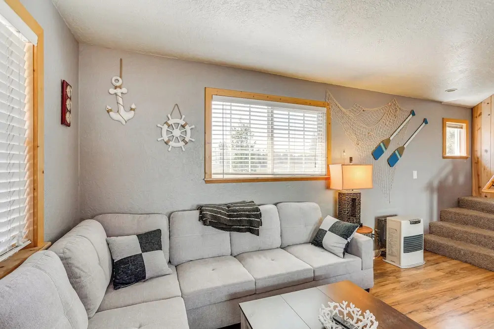 < 1 Mi to Lake Almanor: Home w/ Furnished Decks!