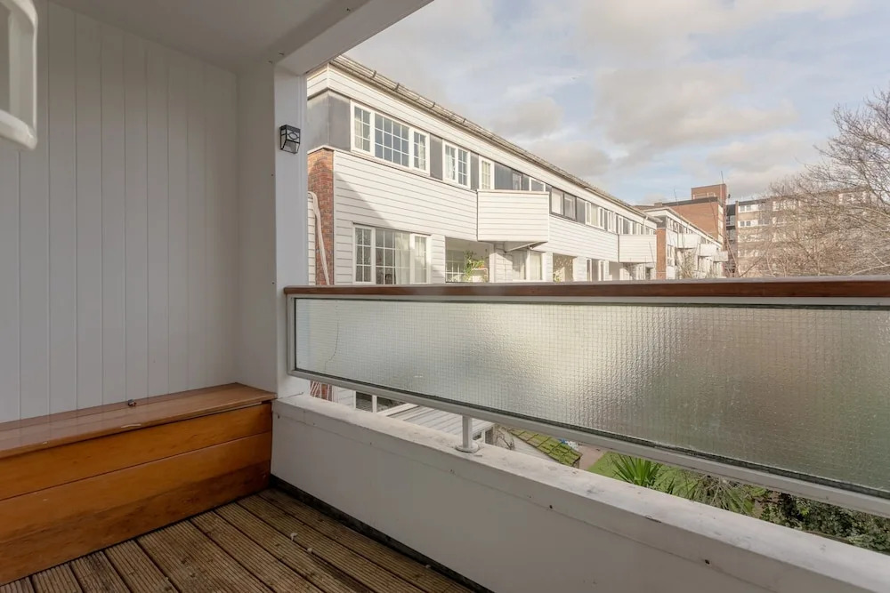 3 Bedroom Shoreditch Maisonette With Balcony