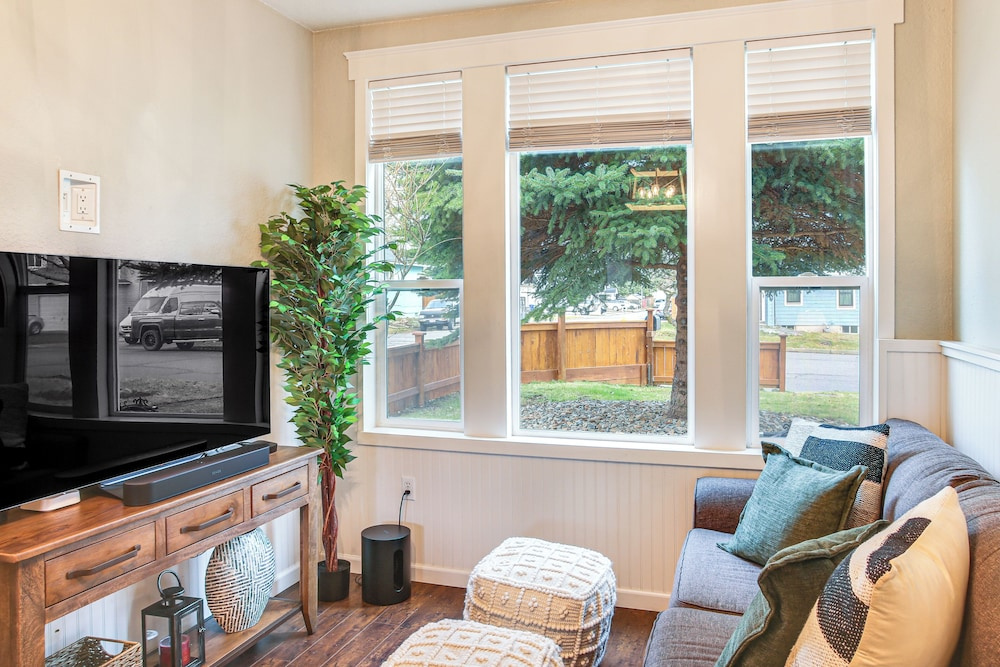 3 Mi to Coeur D'alene Lake! Cozy Mtn-town Getaway