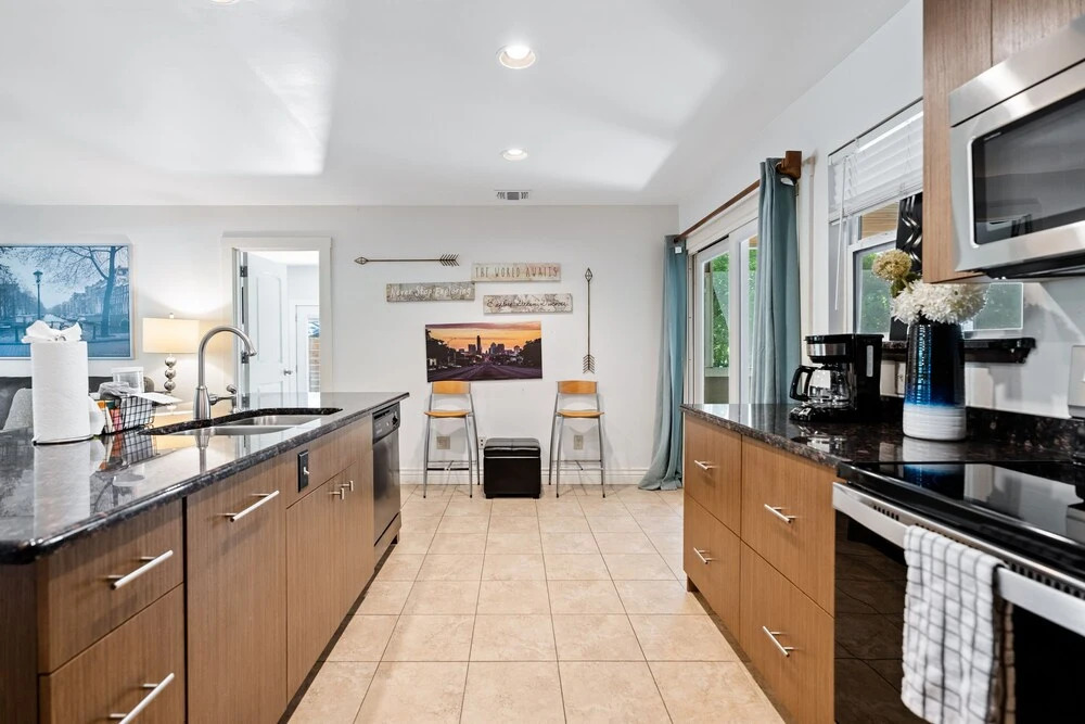Screened-in Porch Walkable to Soco