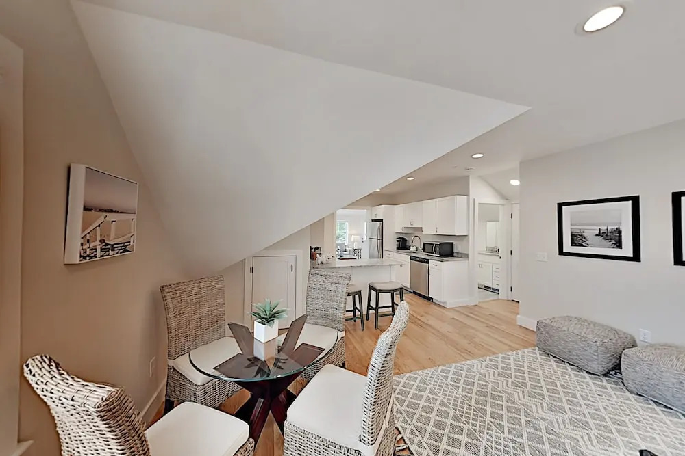 Lavish : Amazing Locale Near Dining & Beach 1 Bedroom Condo